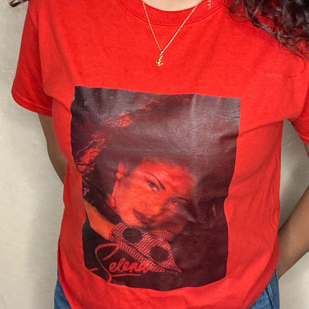 Selena graphic tee